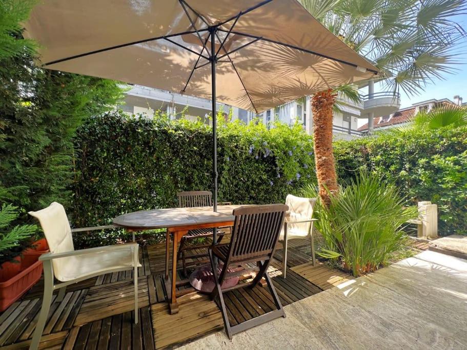 un tavolo e sedie sotto un ombrellone su un patio di Seafront a San Benedetto del Tronto