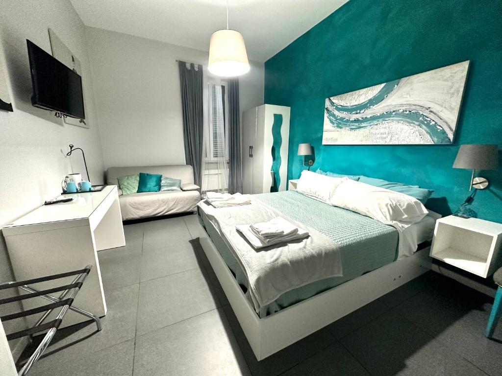 Dormitorio azul y blanco con cama y escritorio en Bed and Breakfast Le Due Civette, en Roma