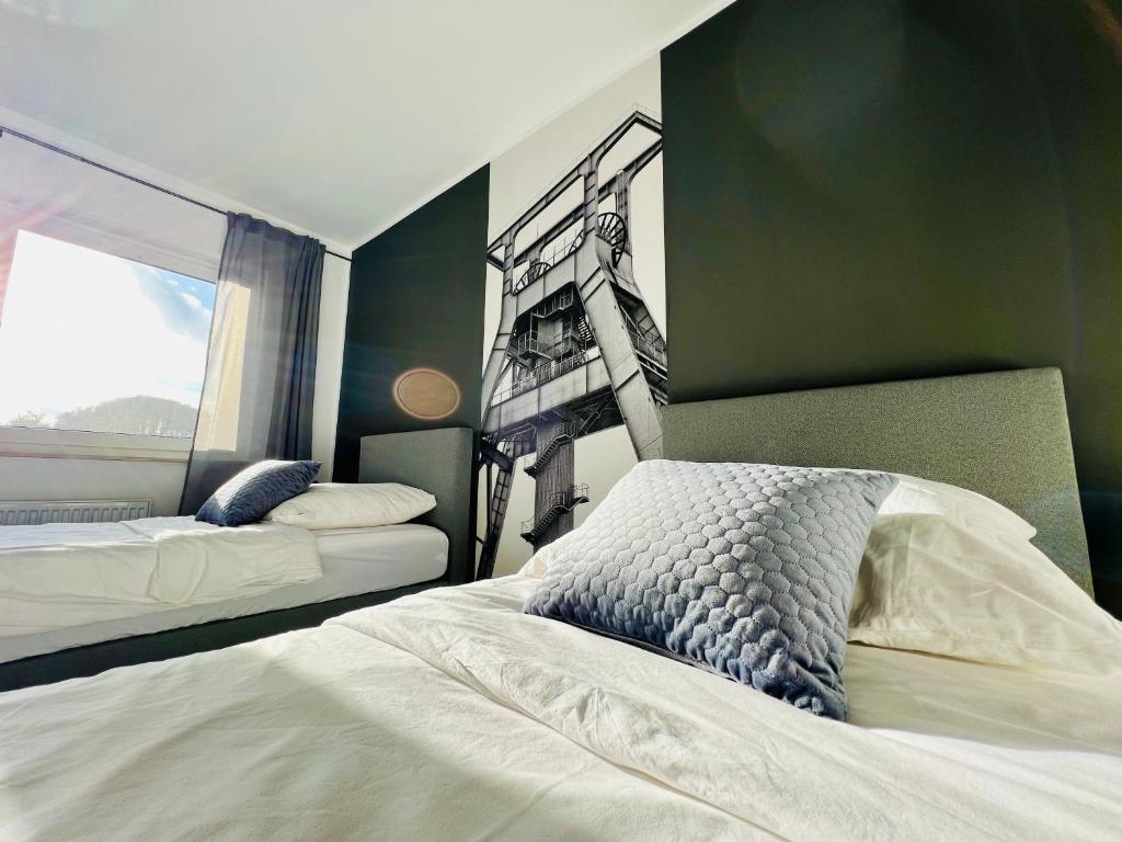 1 dormitorio con 2 camas y ventana en pottapartments - balkon - küche - wifi - nespresso en Herne