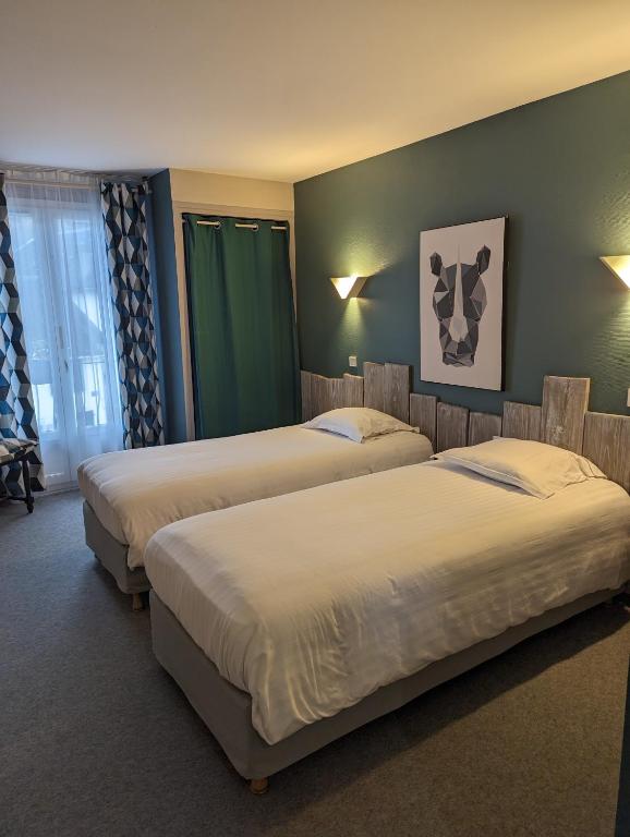 Postel nebo postele na pokoji v ubytování Hôtel de l'Ours