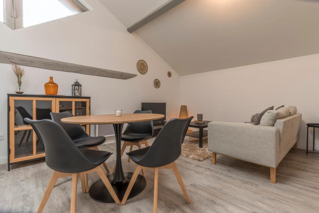 Posedenie v ubytovaní ATYPIQUE - 2 chambres avec salles de bains, cuisine équipée, parking gratuit