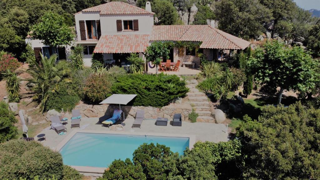 - une vue aérienne sur une maison avec une piscine dans l'établissement Villa 4* Piscine chauffée, à Sotta