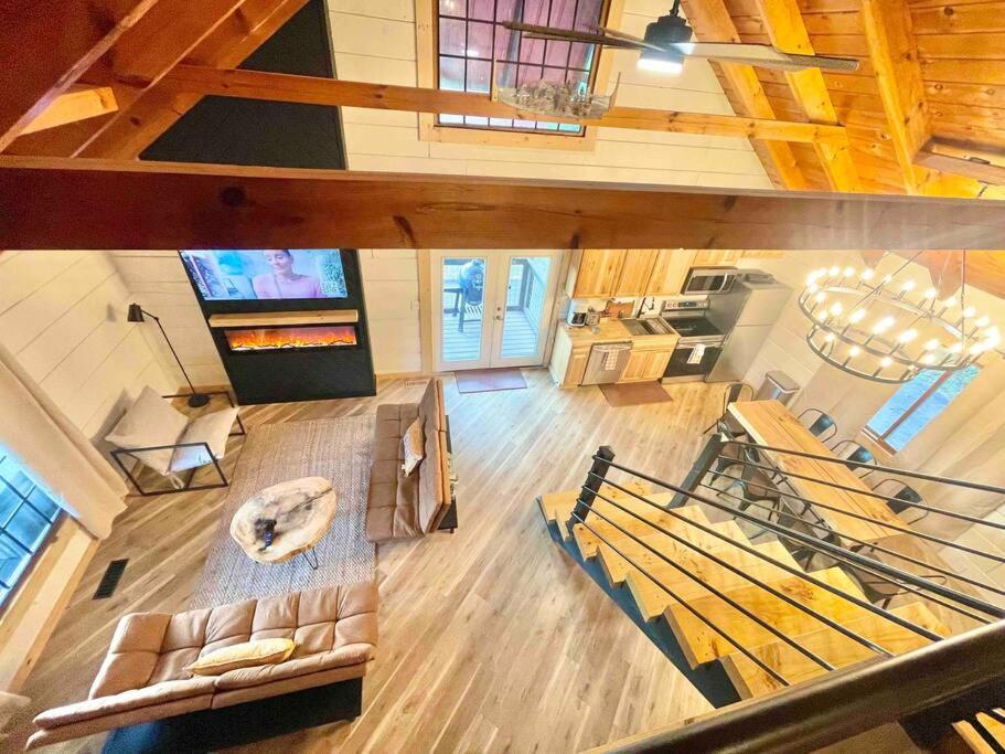 una vista aérea de una sala de estar con TV en Modern lake side nest• HOTUB Fenced YARD king beds, en Sevierville