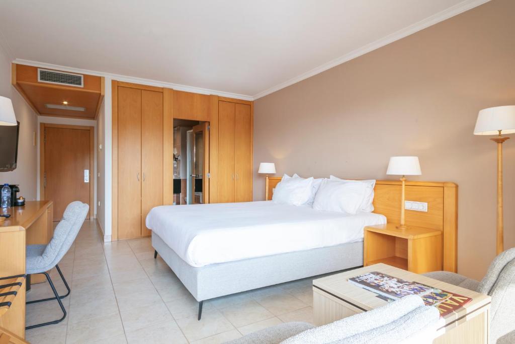 Postel nebo postele na pokoji v ubytování Van der Valk Hotel Barcarola