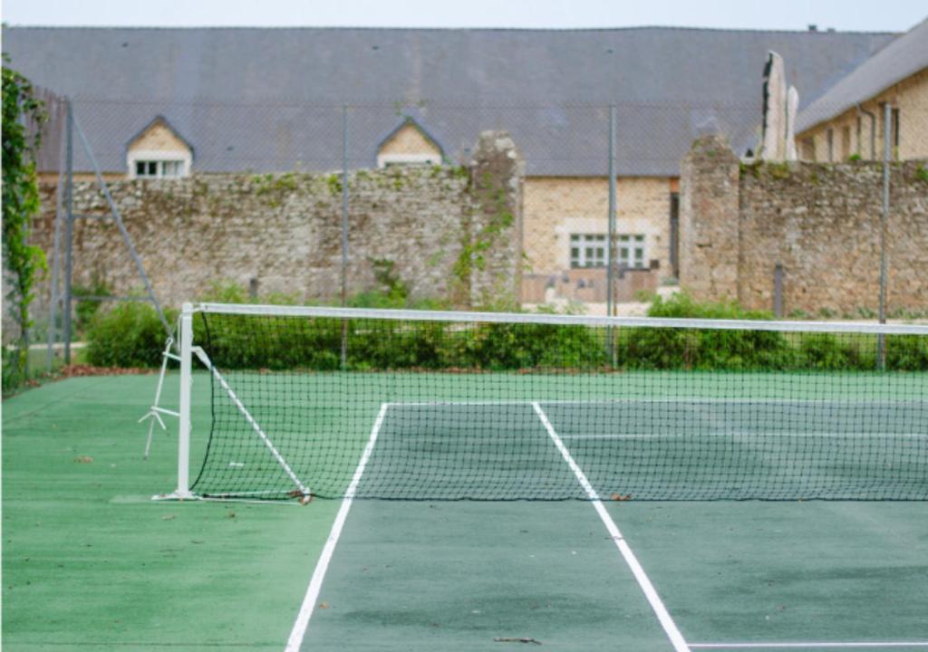 a tennis net on a tennis court at DOMAINE LE MEZO in Ploeren