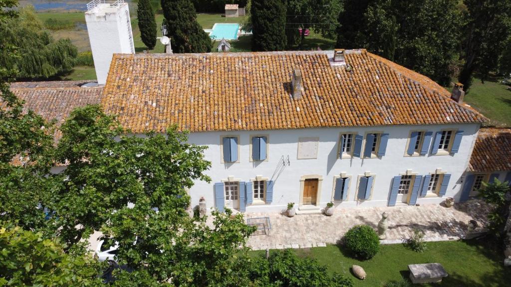 uma vista aérea de uma grande casa branca com um telhado em Mas du Versadou, dans un espace naturel protégé, piscine Chauffée, Spa et salle de jeux em Saint-Gilles