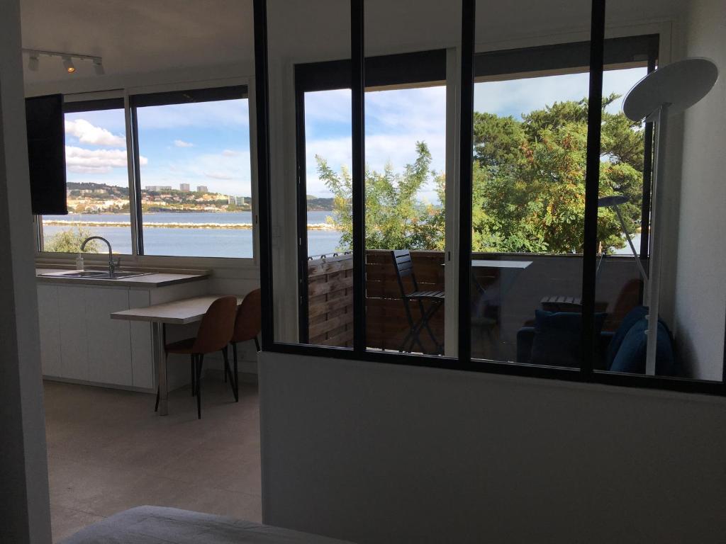 Studio moderne avec vue panoramique sur l'étang, Martigues – Precios