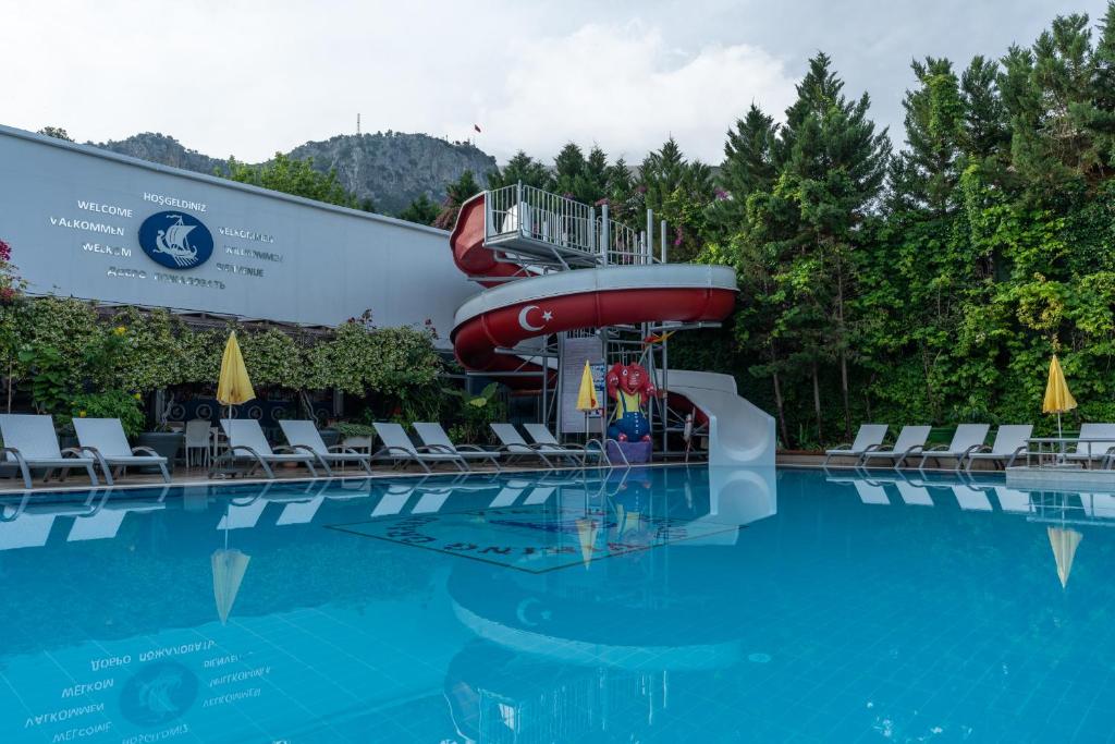 un tobogán de agua en una piscina en Grand Viking Hotel, en Kemer