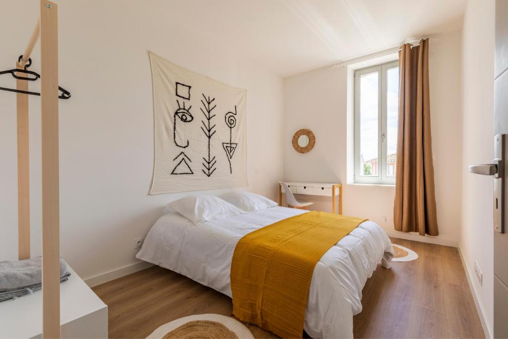 a white bedroom with a bed and a window at ABEILLE - 2 chambres et 1 canapé-lit, 1er étage, parking in Castelsarrasin