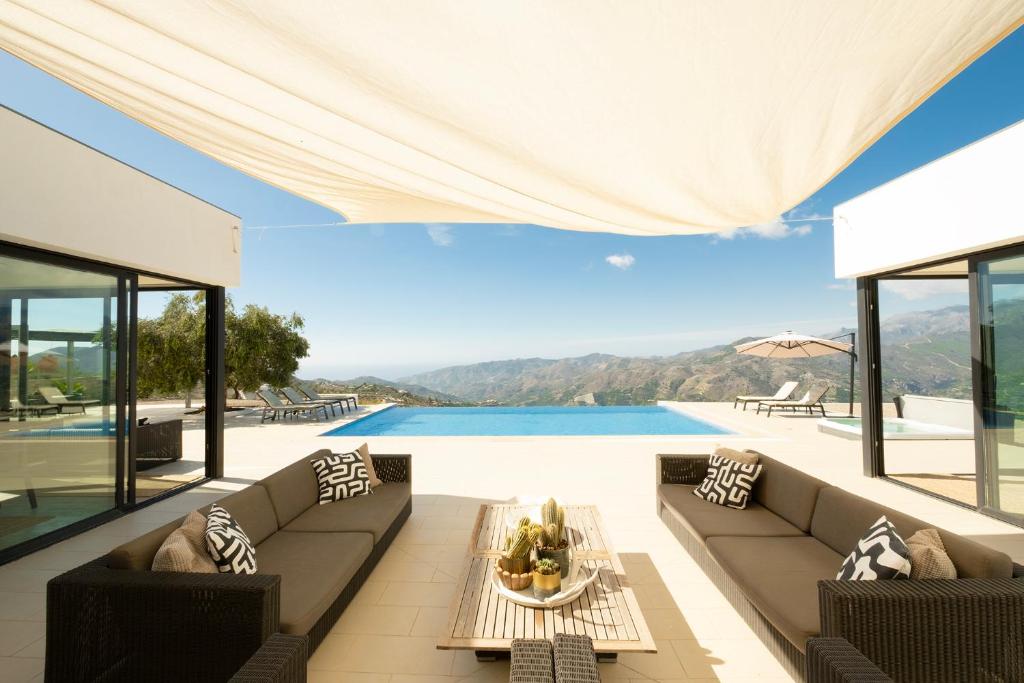 een woonkamer met een bank en een tafel bij Hill house Spain -villa casa blanca in Almuñécar