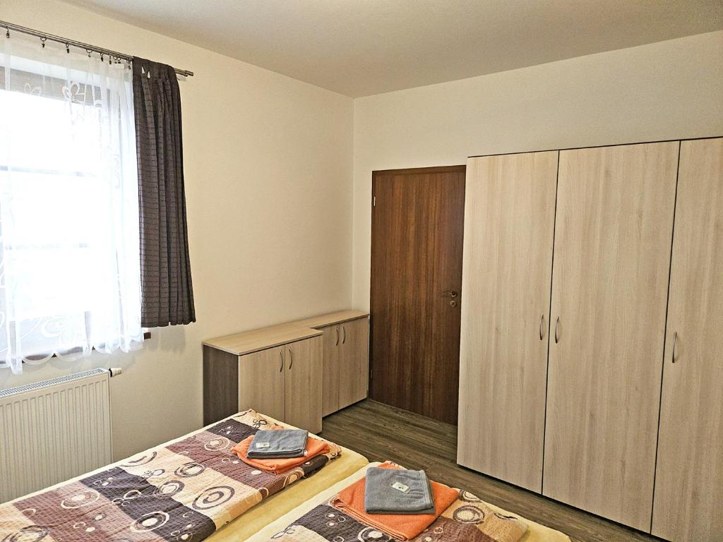 Postel nebo postele na pokoji v ubytování Apartmány Řezáč