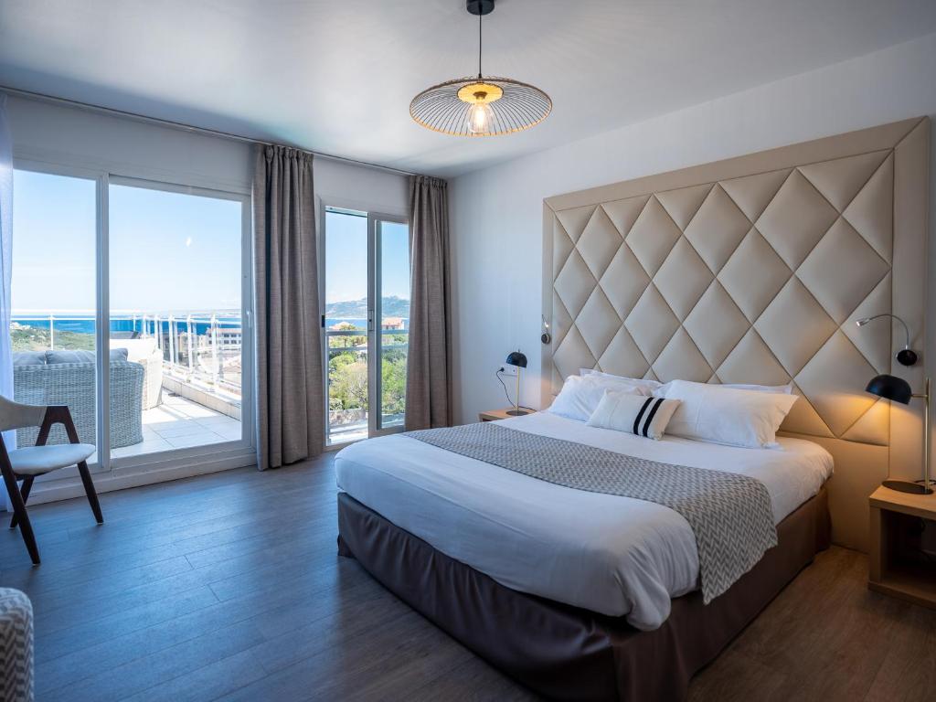 Postel nebo postele na pokoji v ubytování Hotel Revellata & Spa