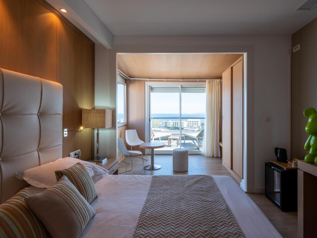 Postel nebo postele na pokoji v ubytování Hotel Revellata & Spa