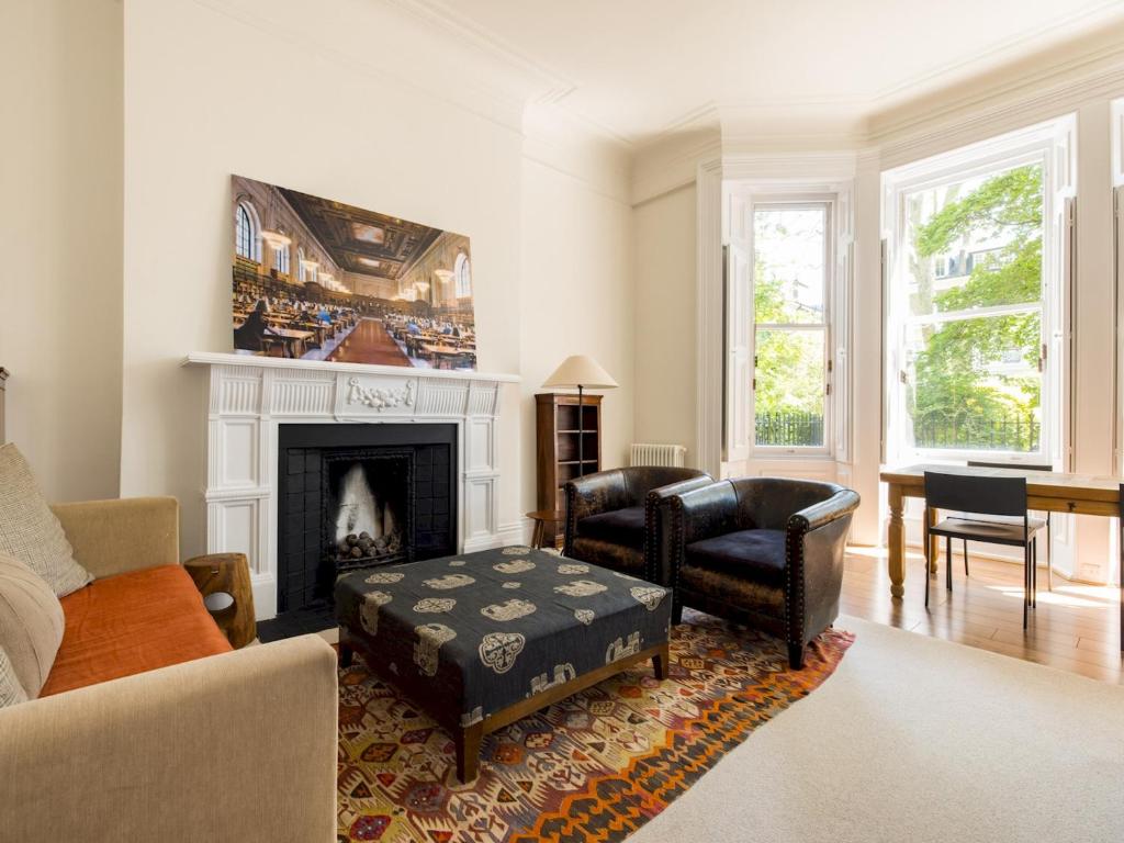 a living room filled with furniture and a fireplace at Pass the Keys Gorgeous studio with access to a private garden in London