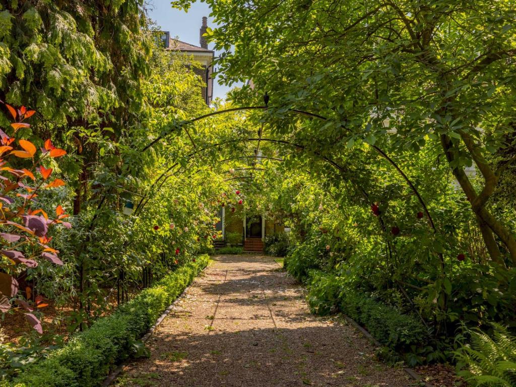 O grădină în afara Pass the Keys Sophisticated Studio in South Kensington