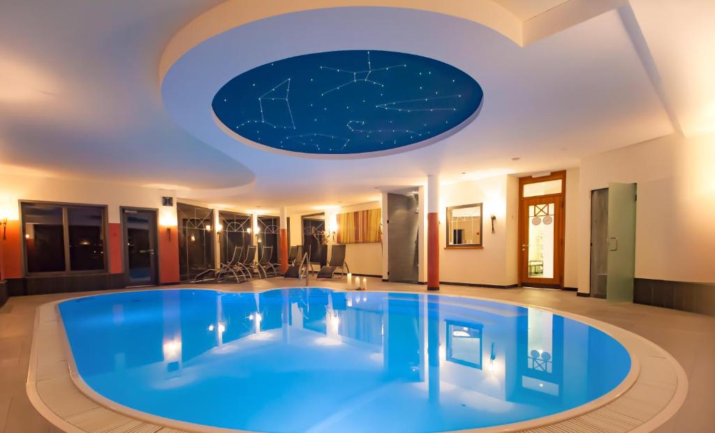 Bazén v ubytování Wellnesshotel Liun nebo v jeho okolí