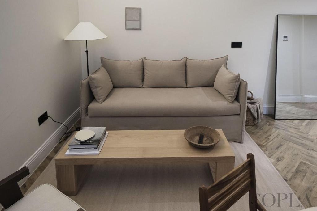 a living room with a couch and a table at Cool&Modern Apt para 4pax en el centro de Sevilla in Seville