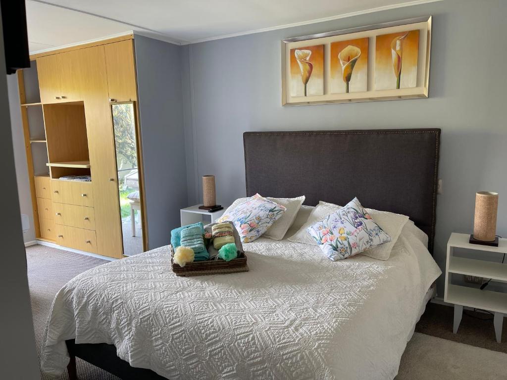 Un dormitorio con una cama y una bandeja. en Casa del Arce en Puerto Varas