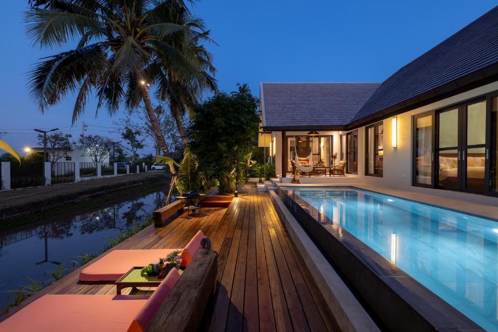 ein Haus mit Pool und Haus in der Unterkunft Entire Luxury Private Pool Villa No.8 Chiang Mai in Chiang Mai