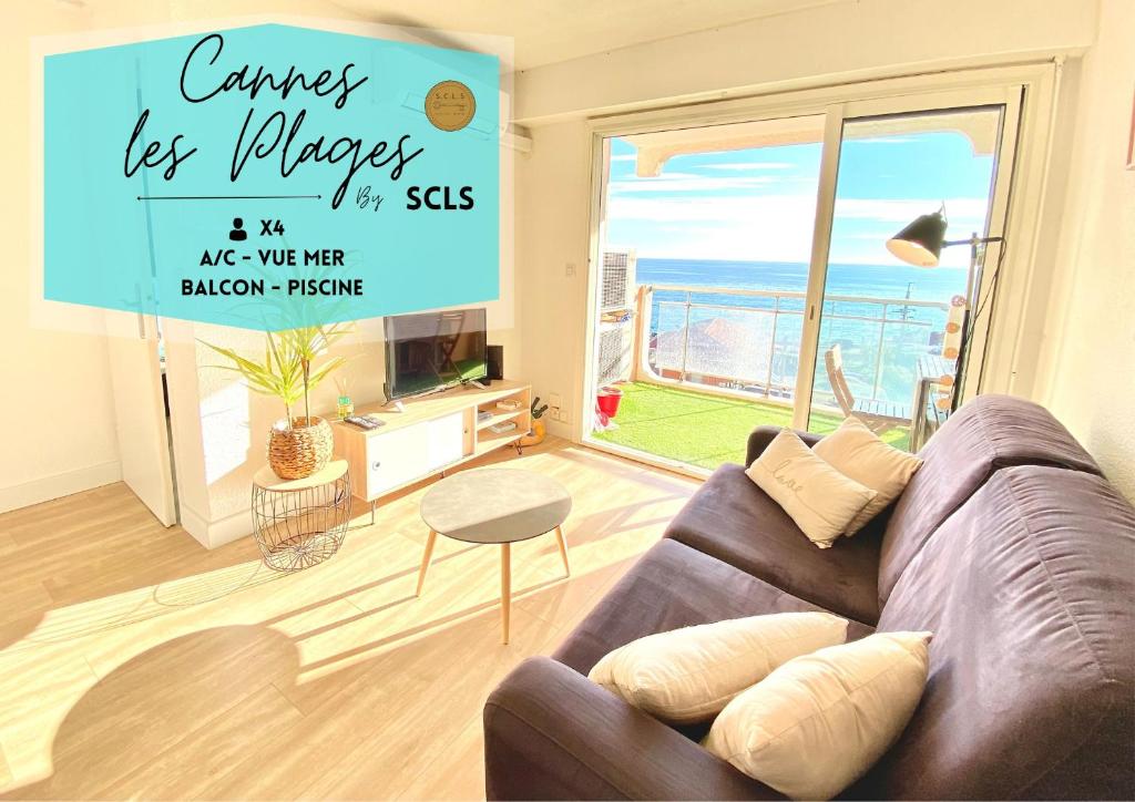 un salon avec un canapé et une vue sur l'océan dans l'établissement Cannes Les Plages By SCLS Locations, à Cannes