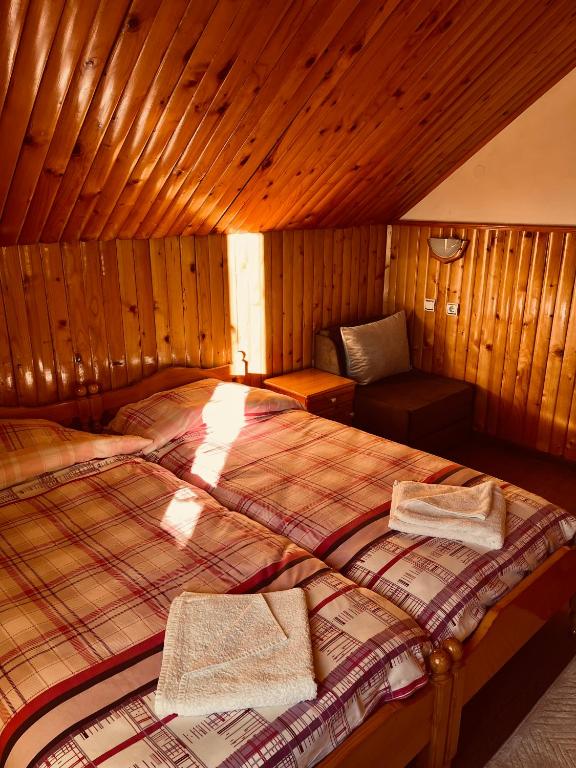 Postel nebo postele na pokoji v ubytování Orehite Guest House