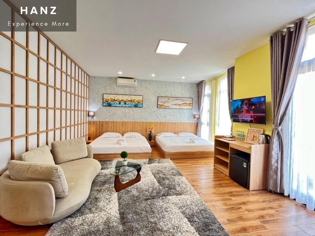 uma sala de estar com dois sofás e uma televisão em HANZ VeniceRiver Power MIA Grand World em Phu Quoc