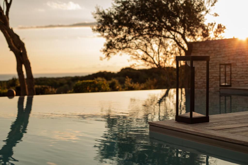 Bazén v ubytování Hôtel Cala di Greco nebo v jeho okolí