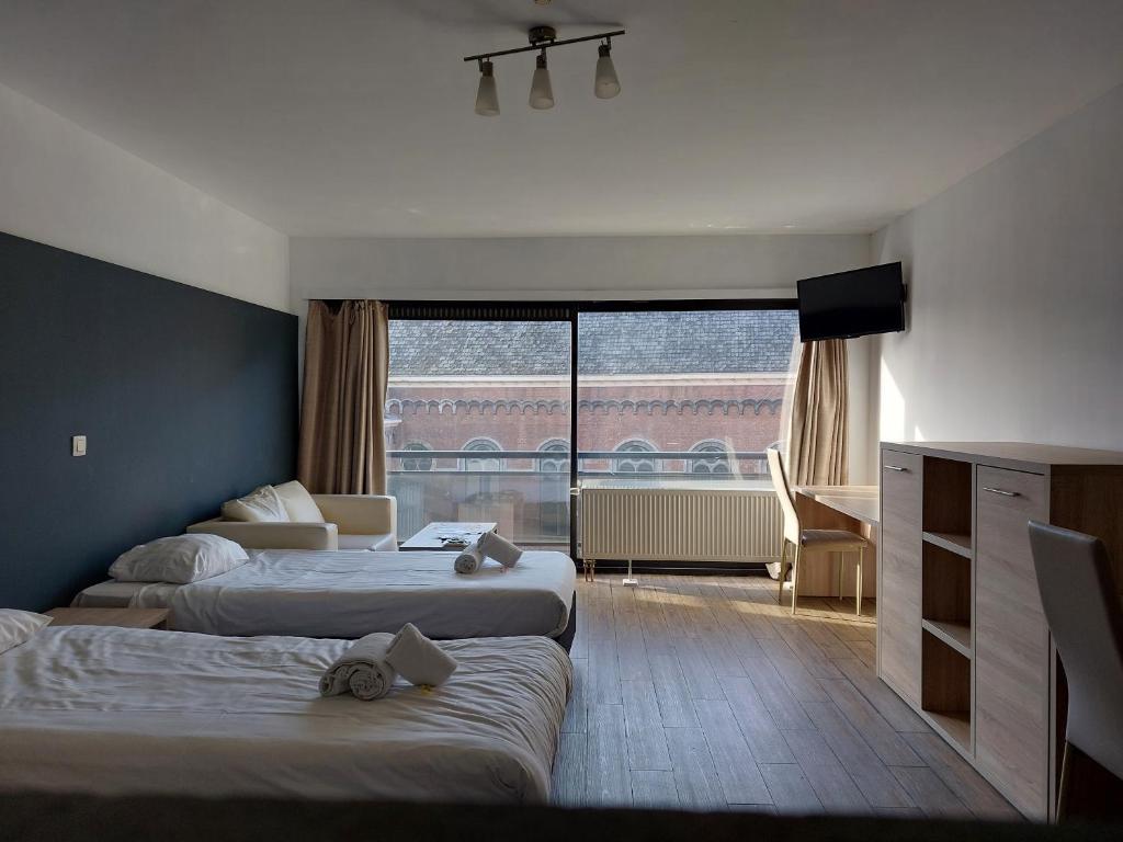 pokój hotelowy z 2 łóżkami i dużym oknem w obiekcie Room in Studio - Value Stay Residence Mechelen - Executive Studio Double w mieście Mechelen