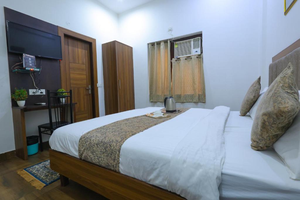Postel nebo postele na pokoji v ubytování Taj Classic Agra