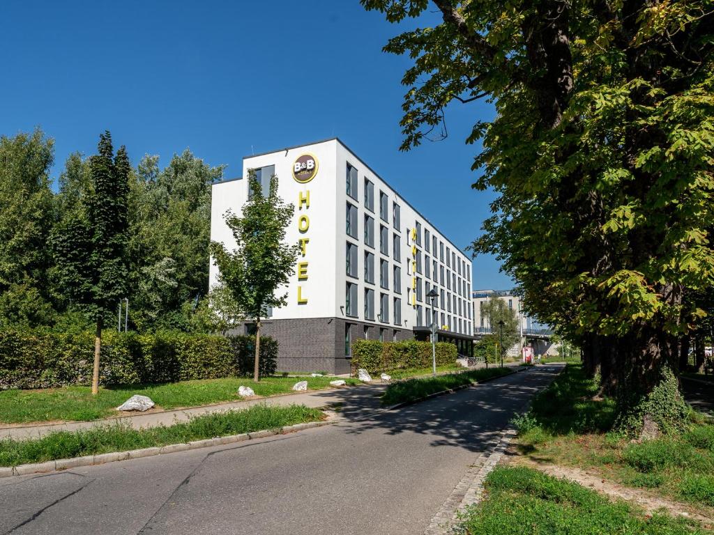 un bâtiment blanc avec une horloge sur son côté dans l'établissement B&B Hotel Konstanz, à Constance