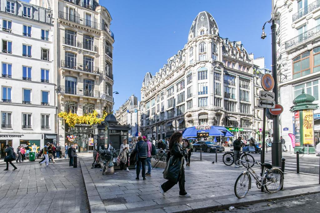 un groupe de personnes marchant dans une rue urbaine animée dans l'établissement MBA Splendide Appart - Réaumur - Paris Centre, à Paris