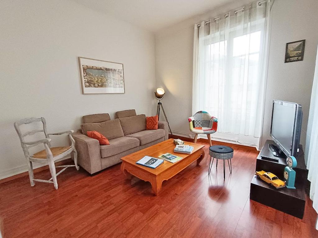 un salon avec un canapé et une table basse dans l'établissement L'Ascension, T4, proche télécabine, wifi, 6 personnes, à Luchon