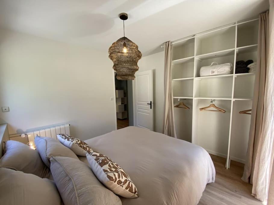 Postel nebo postele na pokoji v ubytování Magnifique Appart rénové Evian Duplex vue Lac 8 pers