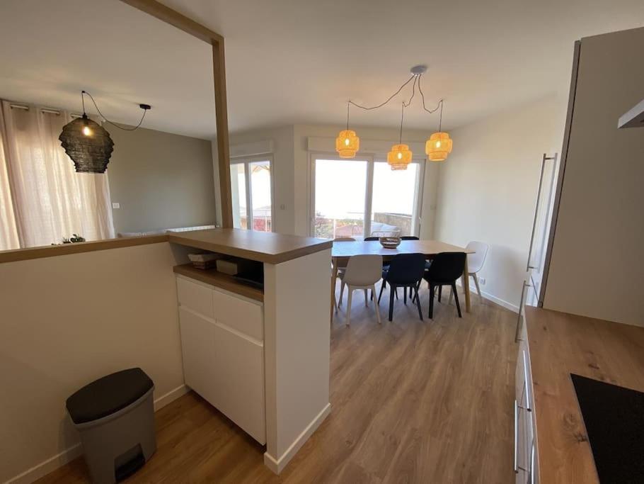 Kuchyň nebo kuchyňský kout v ubytování Magnifique Appart rénové Evian Duplex vue Lac 8 pers