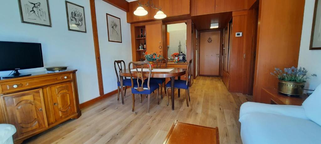 Televízia a/alebo spoločenská miestnosť v ubytovaní Appartamento di Montagna - Residence 'La Ginestra'