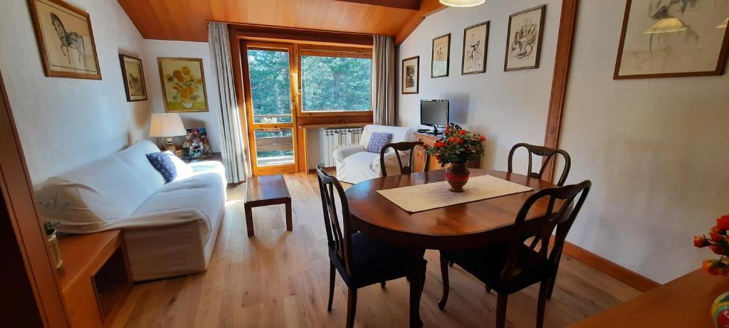 Posedenie v ubytovaní Appartamento di Montagna - Residence 'La Ginestra'