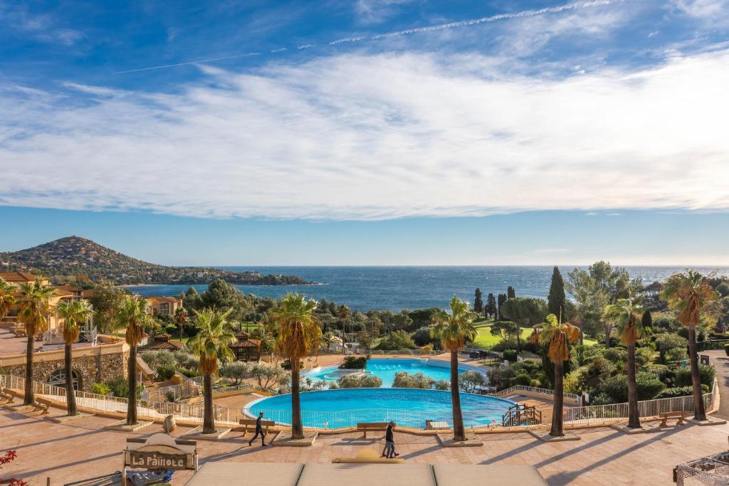 une vue sur la piscine du complexe dans l'établissement Appartement Cap Esterel St Raphaël, à Saint-Raphaël