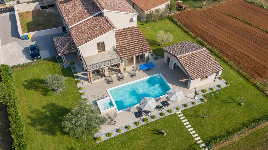 普拉的住宿－Wonderful Villa Mattuzzi with private pool near the town，享有带游泳池的房屋的空中景致
