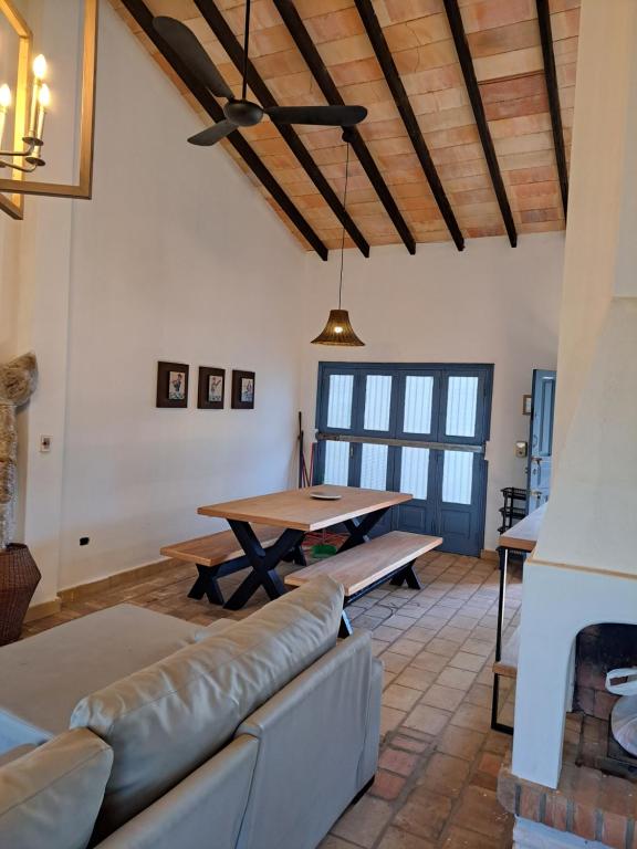 - un salon avec un canapé et une table dans l'établissement Casa colonial a metros del arroyo Piribebuy, à Piribebuy