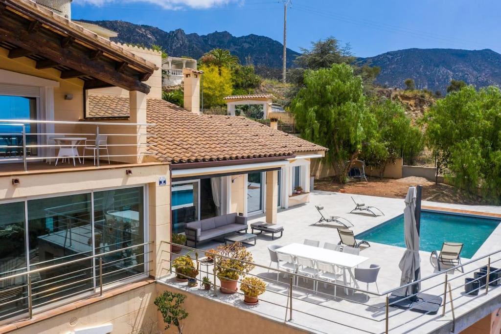 un'immagine di una casa con piscina di Villa Luxueuse, 2 piscines, spa et salle de sport, 5 chambres, 4 salles de bain a Palau-Saverdera