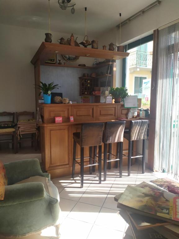 a living room with a kitchen with a table and chairs at Da Teresa in Bardineto