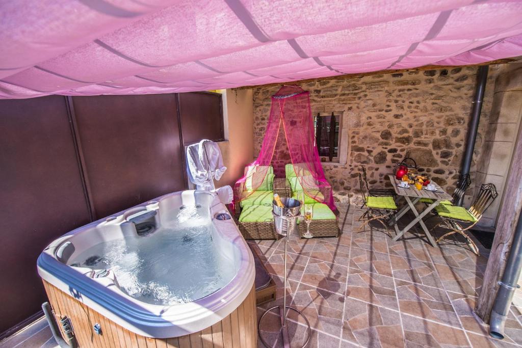 une baignoire dans une pièce avec une tente dans l'établissement Gîte avec jacuzzi privatif dans un mas provençal, à Les Fumades-Les Bains