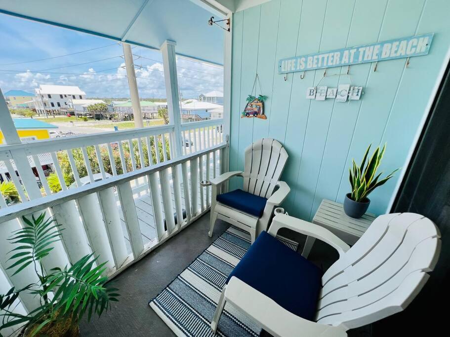Ein Balkon oder eine Terrasse in der Unterkunft Deeded Beach Access- 10 min Walk to Hangout