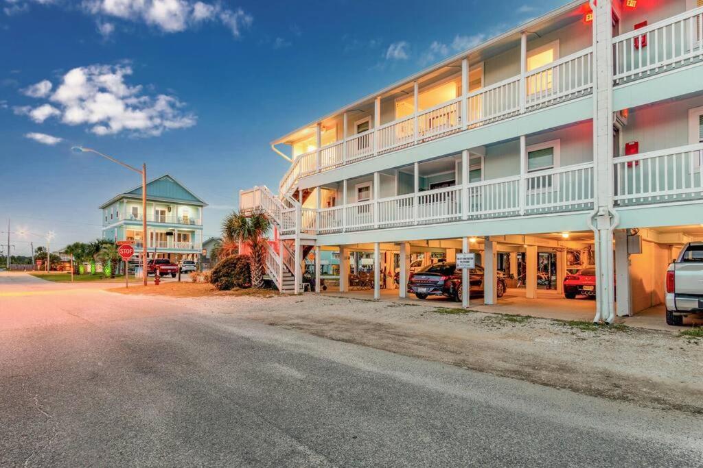 eine leere Straße vor einem Gebäude in der Unterkunft Deeded Beach Access- 10 min Walk to Hangout in Gulf Shores
