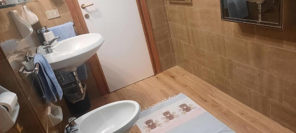 Kúpeľňa v ubytovaní Appartamento di Montagna - Residence 'La Ginestra'
