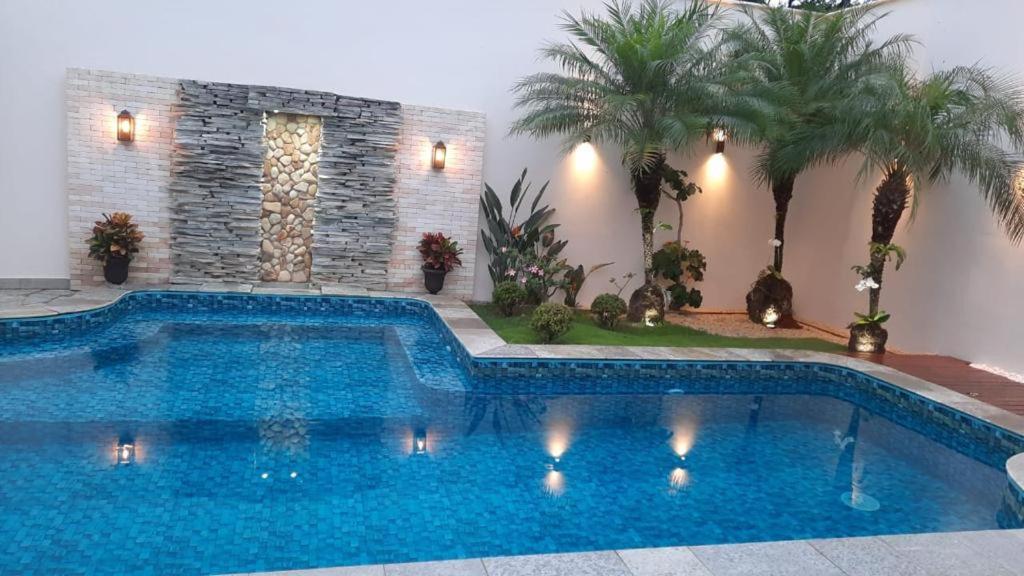 uma piscina no meio de uma casa em Casa Pequizeiro em Pirenópolis