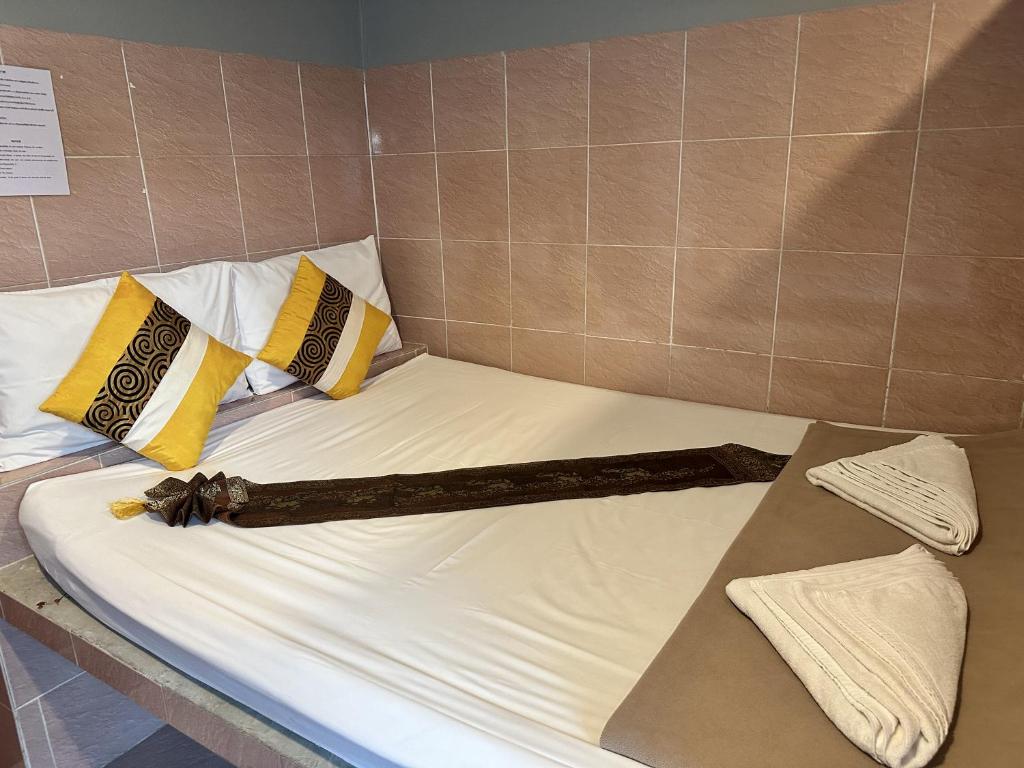 Postel nebo postele na pokoji v ubytování Full Moon Central Party Hotel