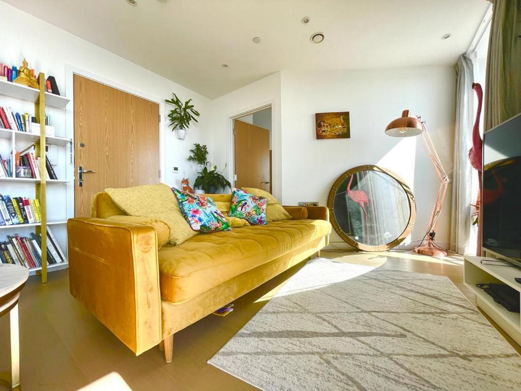 Et sittehjørne på Luxury One-Bedroom Apartment with a View - Barking