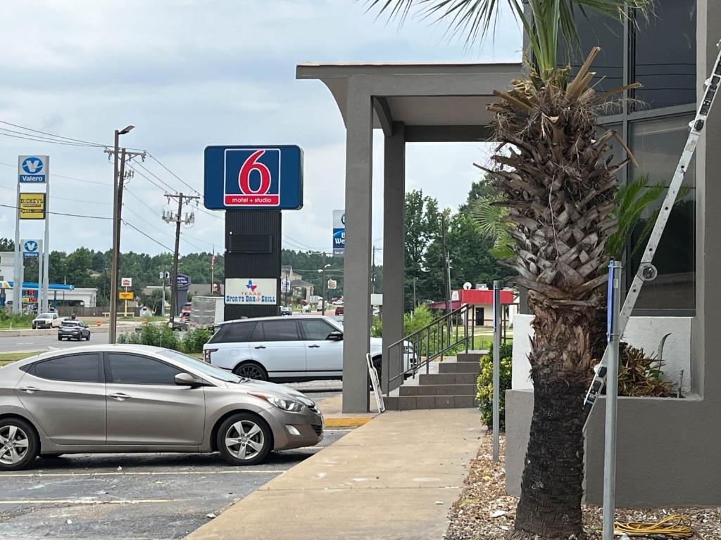 un coche aparcado frente a una gasolinera en Motel 6 Nacogdoches TX SFA University, en Nacogdoches