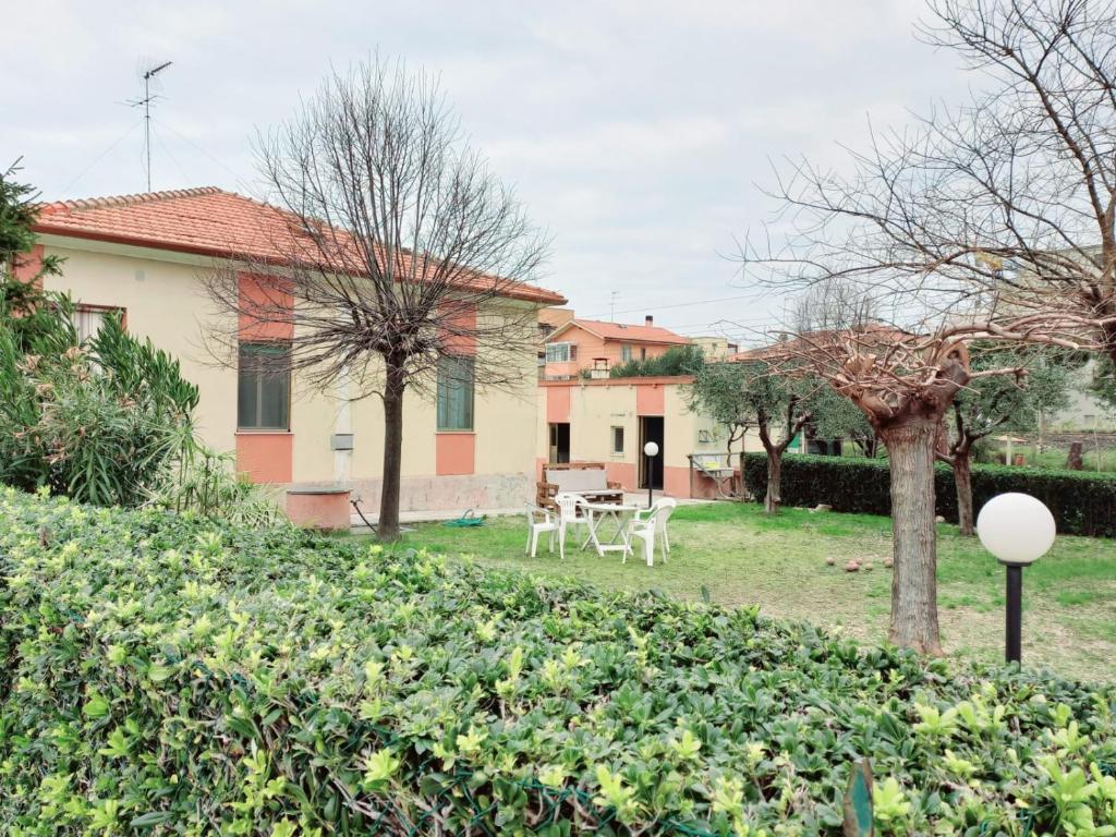 une maison avec une table de pique-nique dans la cour dans l'établissement Casa di Adele con giardino privato a 150 mt dal mare, à Senigallia